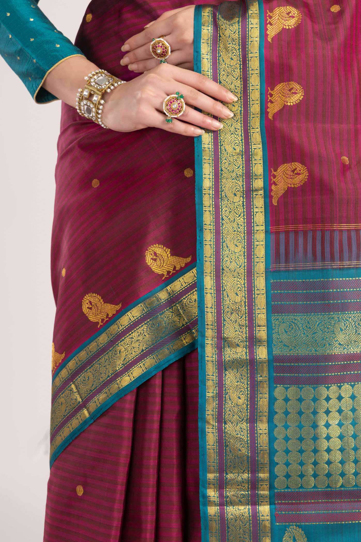 Aaradhya-Pink with Maroon Dual Tone Kanchipuram Silk Saree - Image 5