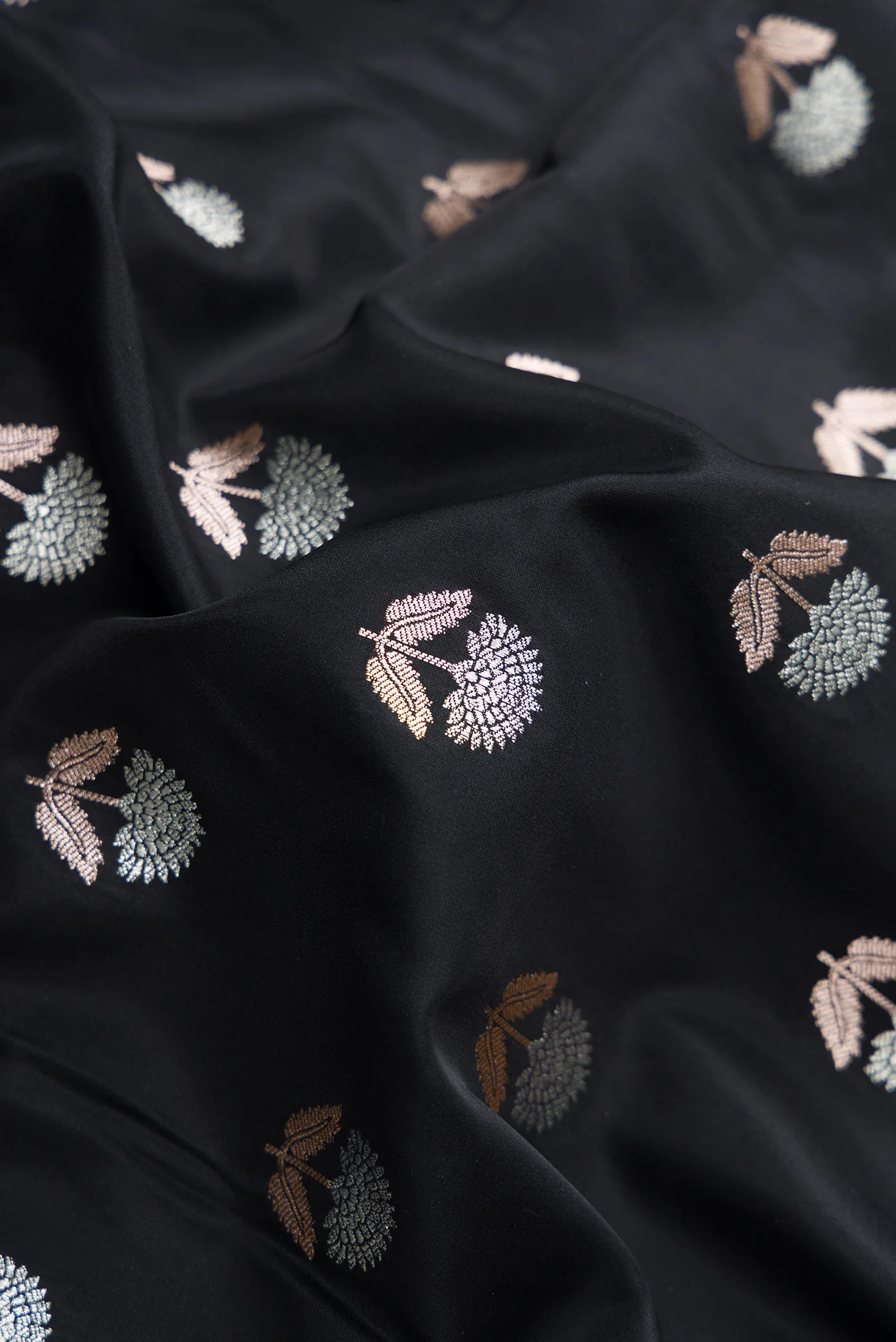 Black Blended Banarasi Silk Saree - Image 2