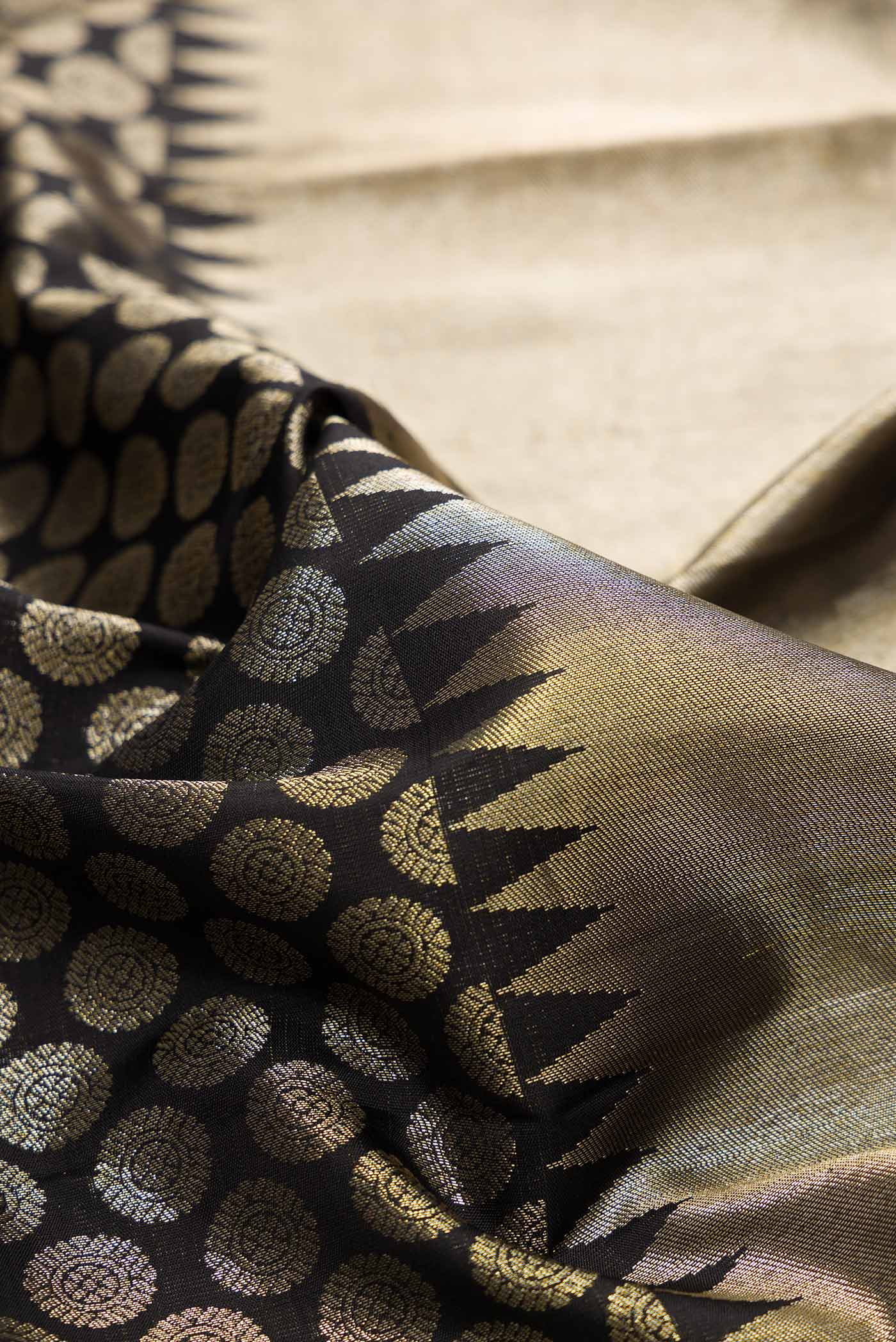 Black Dual Tone Kanchipuram Silk Saree - Image 2