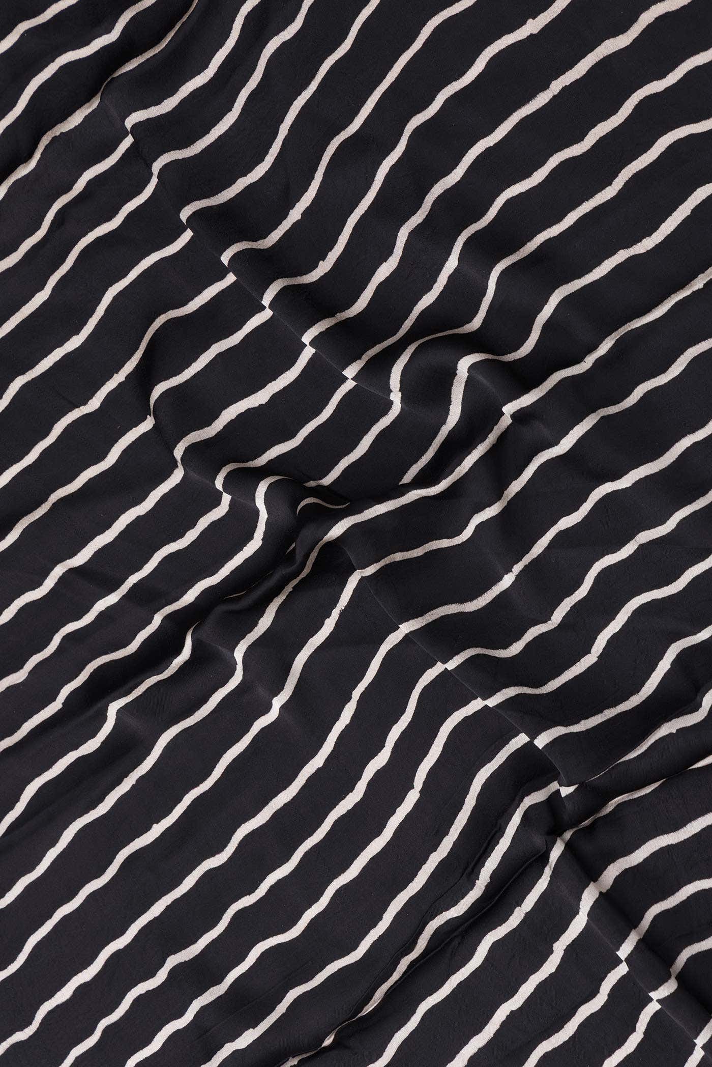 Black Dual Tone Mysore Crepe Saree - Image 2