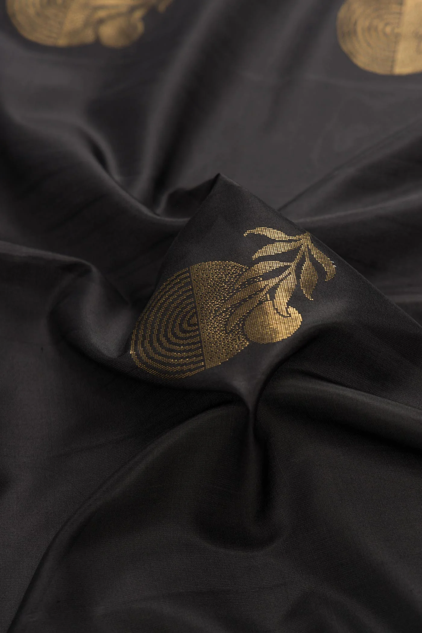 Black Dual Tone Soft Silk Saree - Image 2