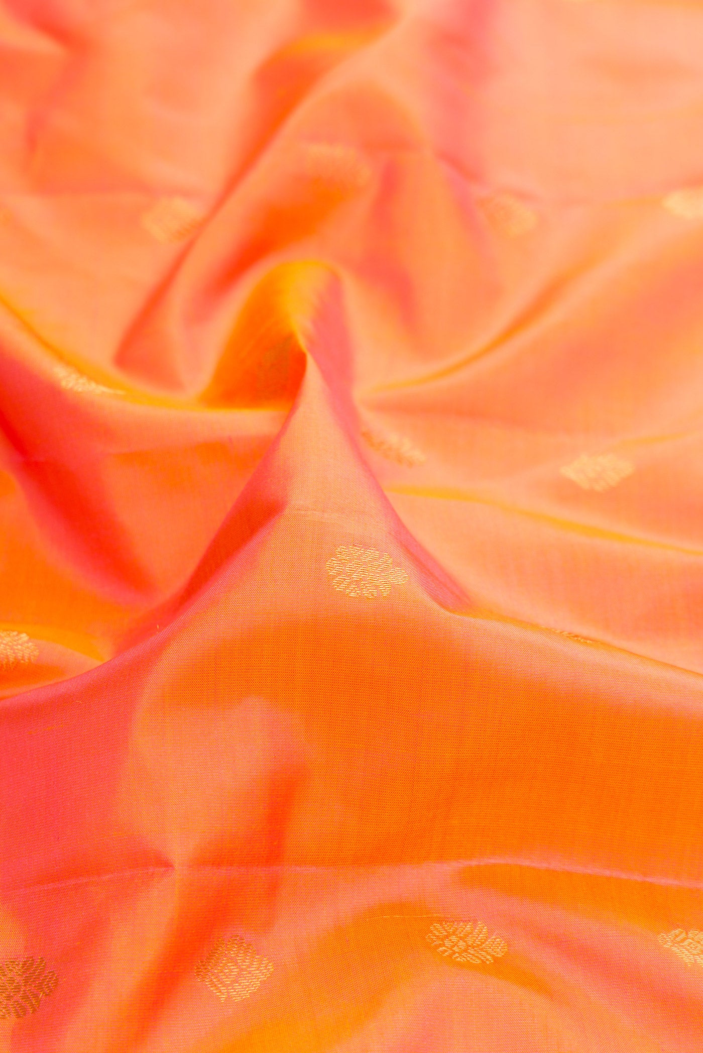 Peach with Yellow Color Gadwal Silk Saree - Image 2