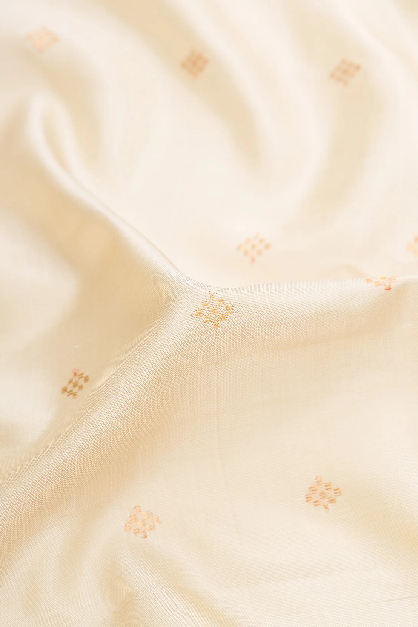 Cream Gadwal Silk Saree - Image 2
