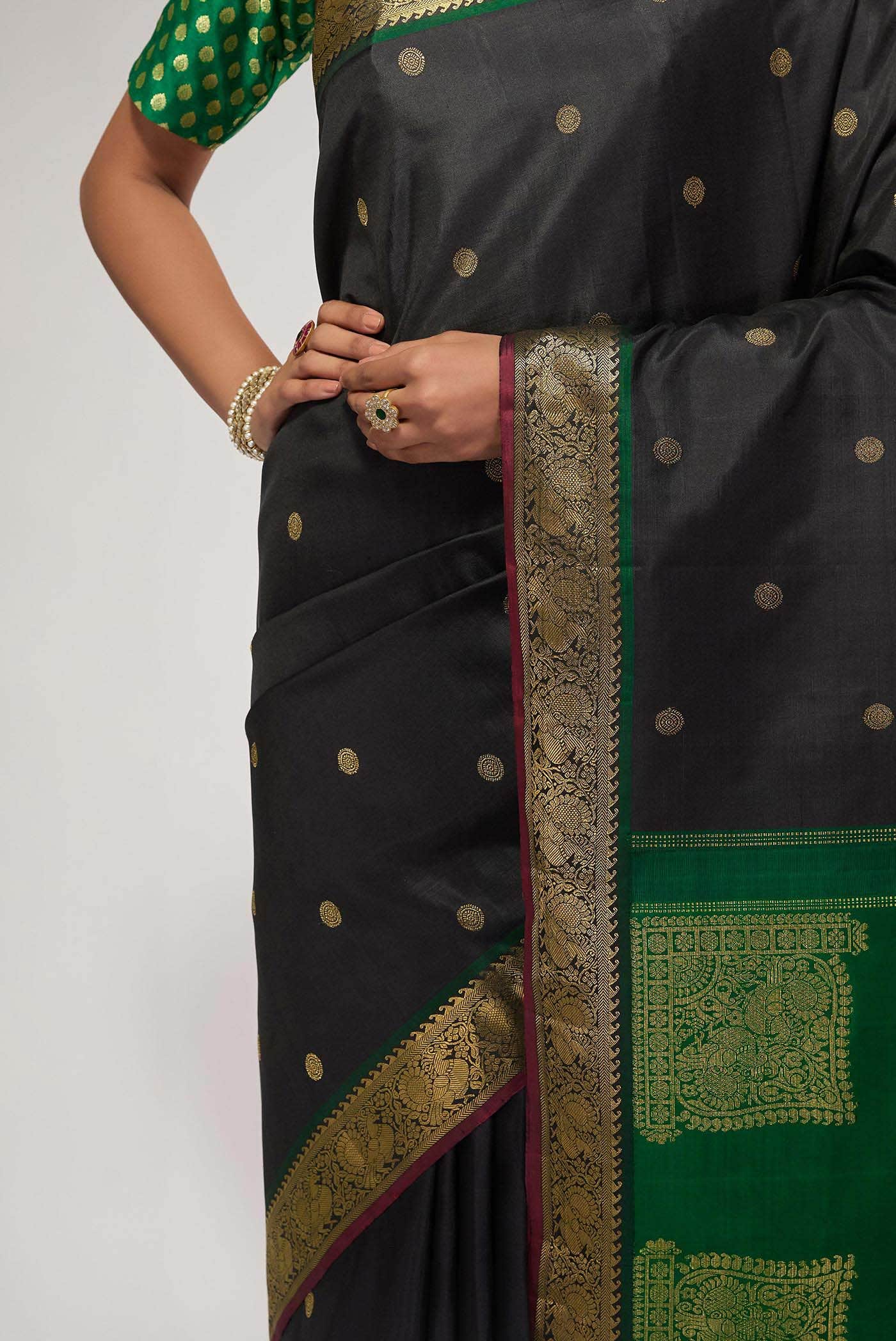 Dvisha-Pure Silk Pure Gold Zari Black Kanchipuram Saree - Image 5