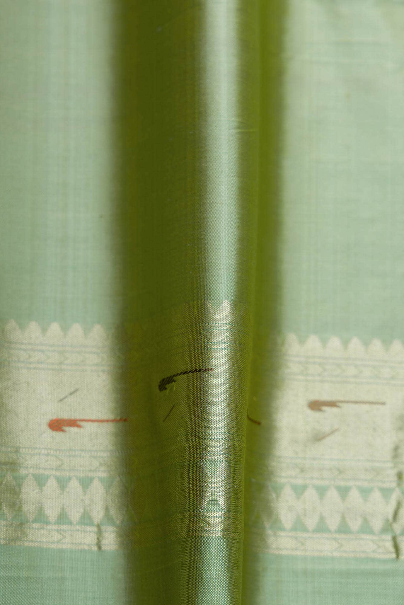 Green Dual Tone Banarasi Silk Saree - Image 6