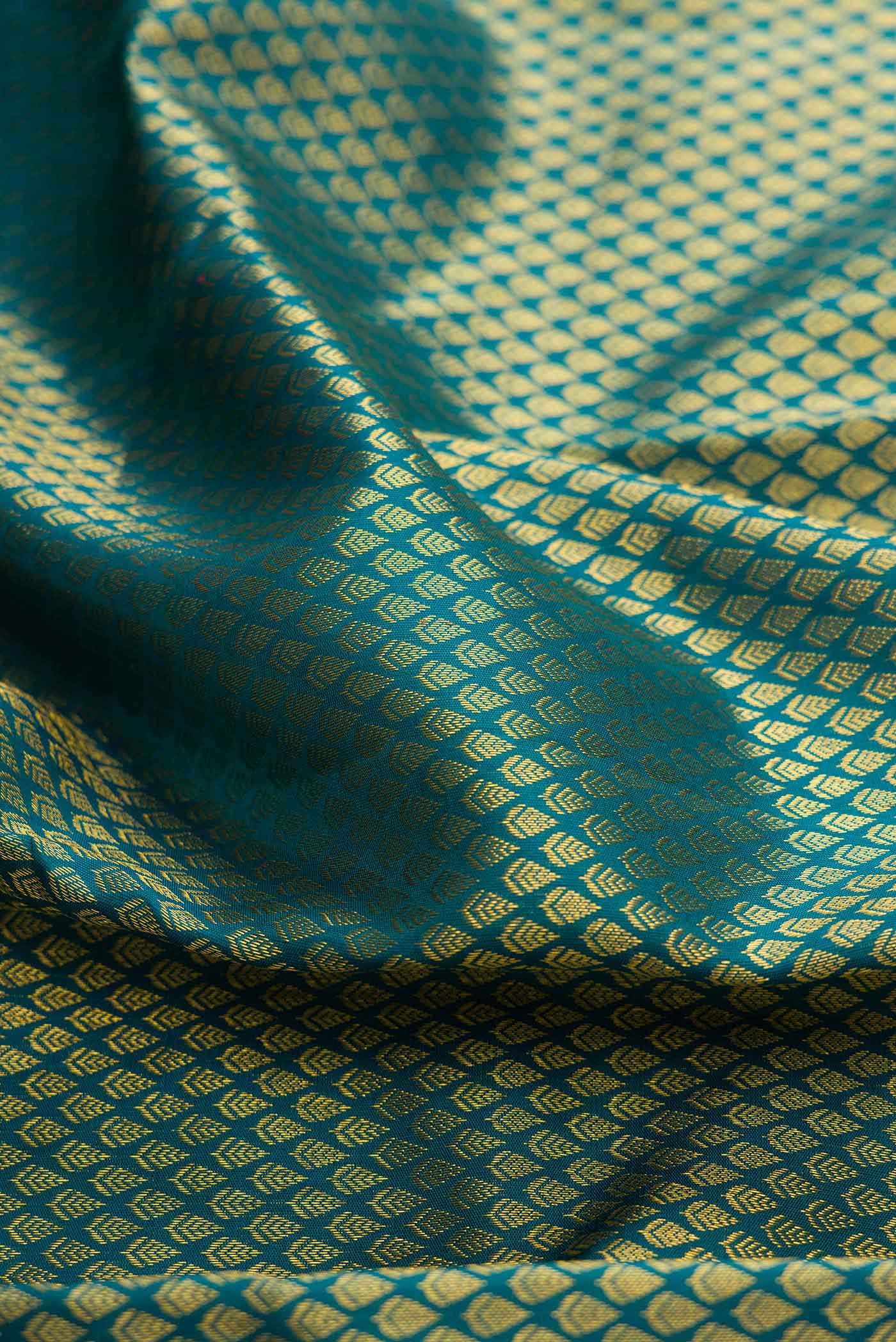 Green Dual Tone Kanjivaram Silk Saree - Image 2
