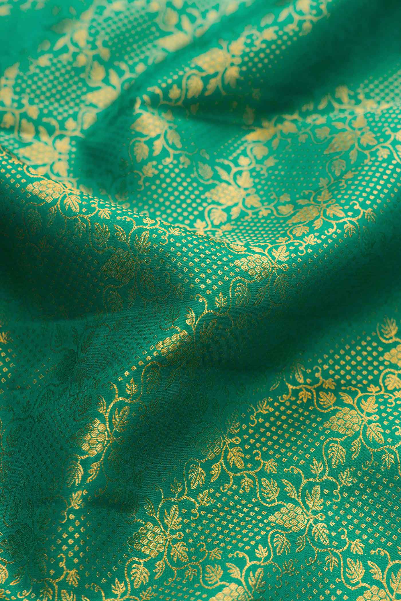 Green Dual Tone Kanchipuram Silk Saree - Image 2