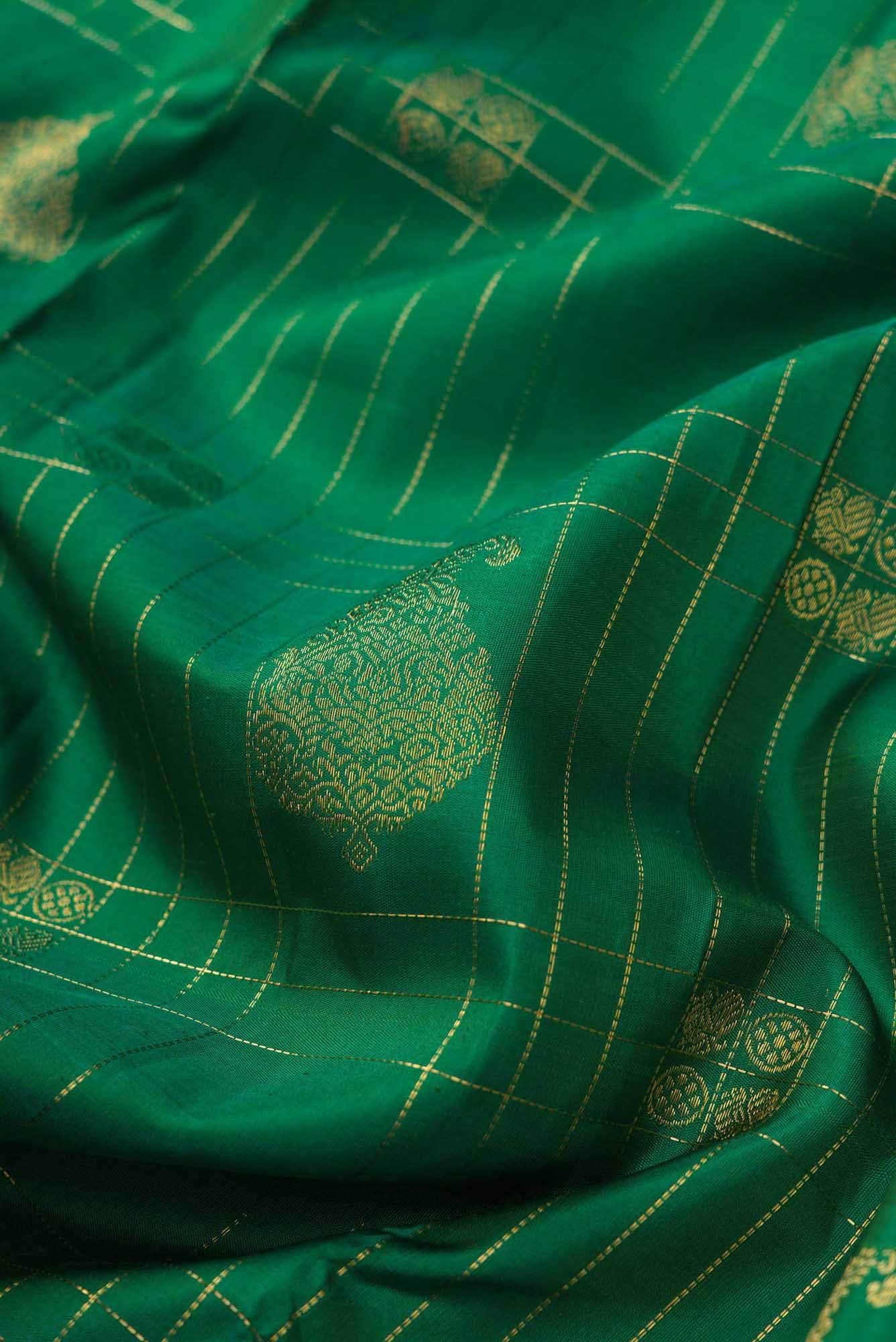 Pure Silk Pure Zari Green Dual Tone Kanjivaram Saree - Image 3