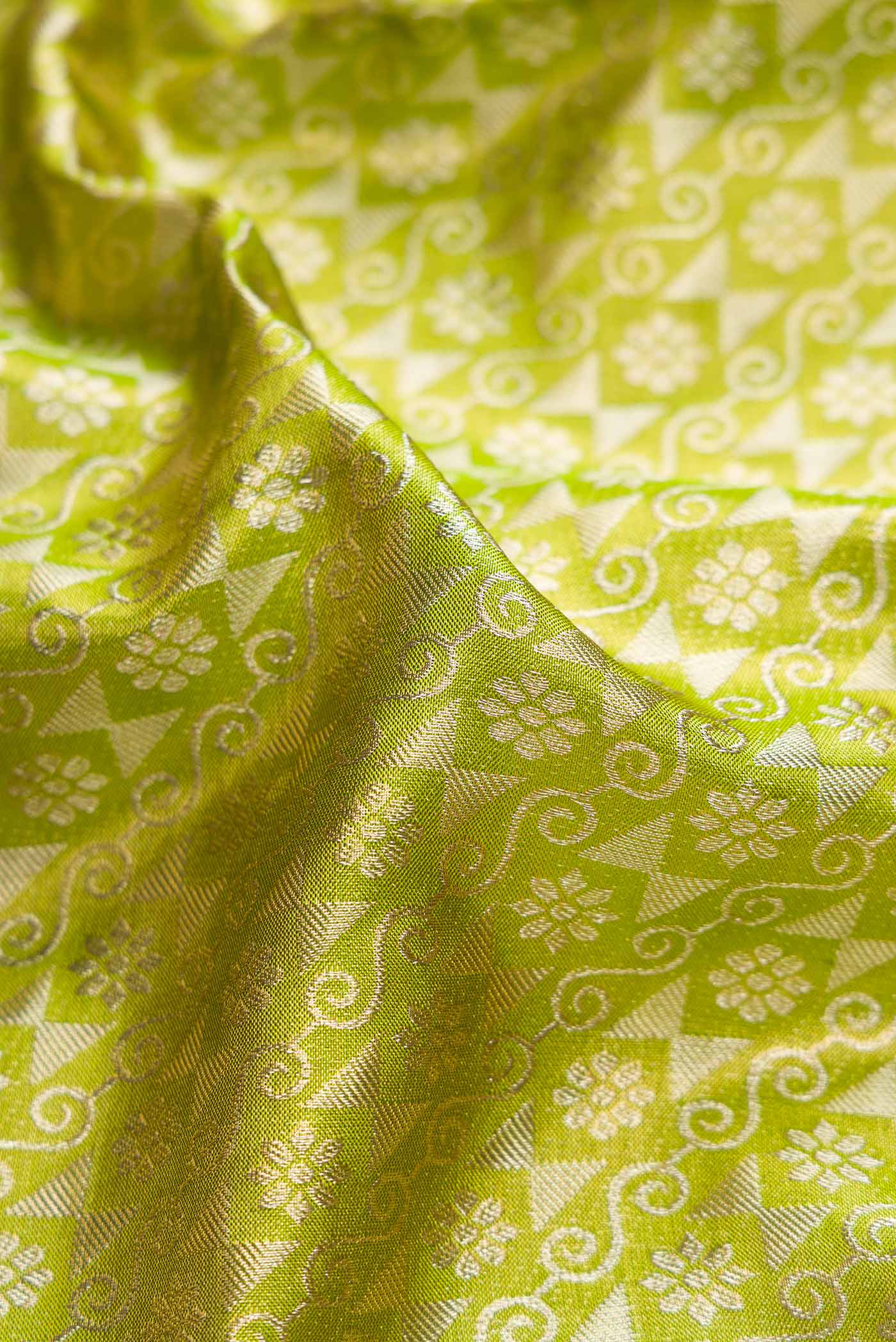 Green Dual Tone Kanchipuram Tissue Silk Saree - Image 2