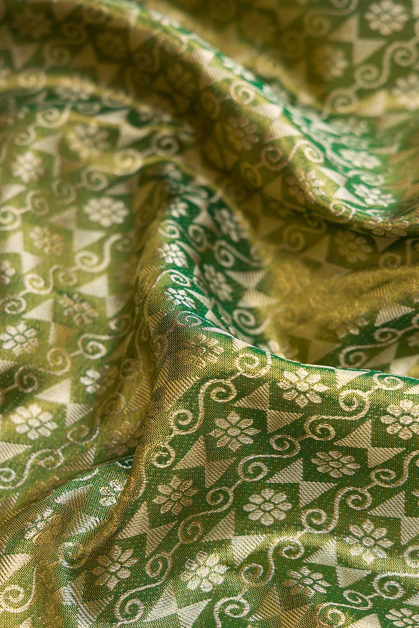 Green Dual Tone Kanchipuram Tissue Silk Saree - Image 2