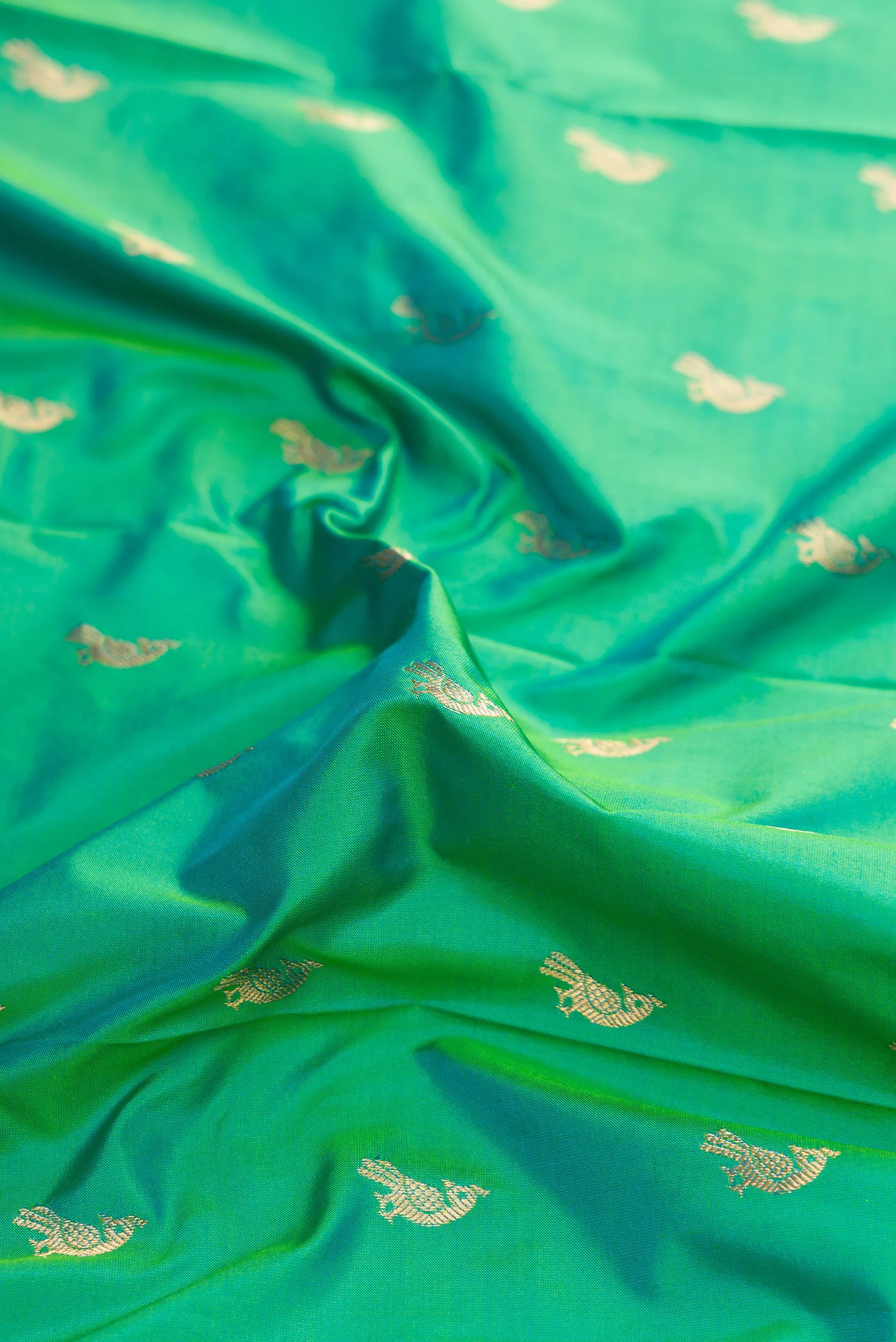 Green Dual Tone Paithani Silk Saree - Image 2