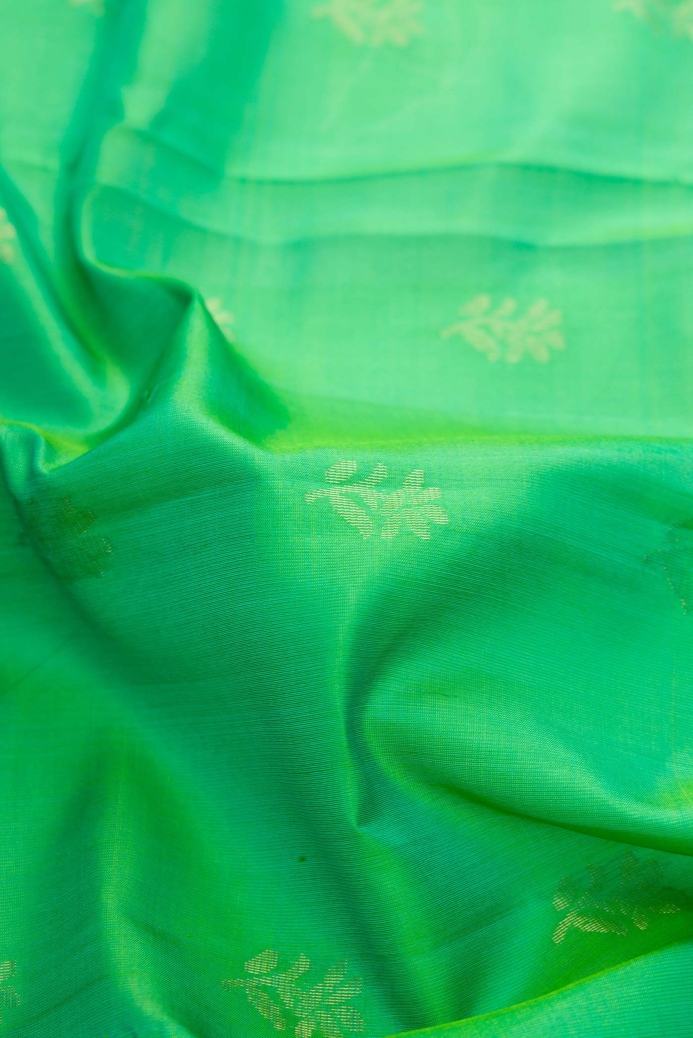 Green Dual Tone Soft Silk Saree - Image 2