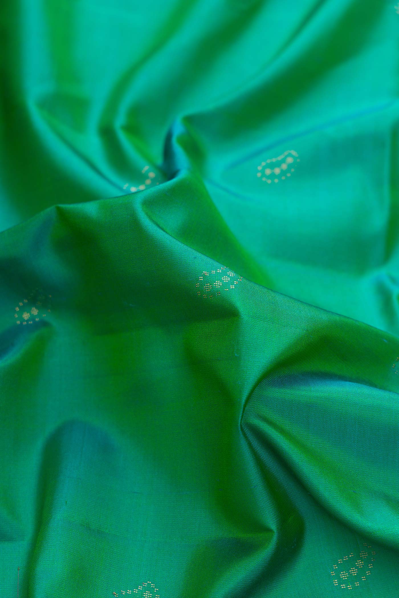 Green Dual Tone Soft Silk Saree - Image 2