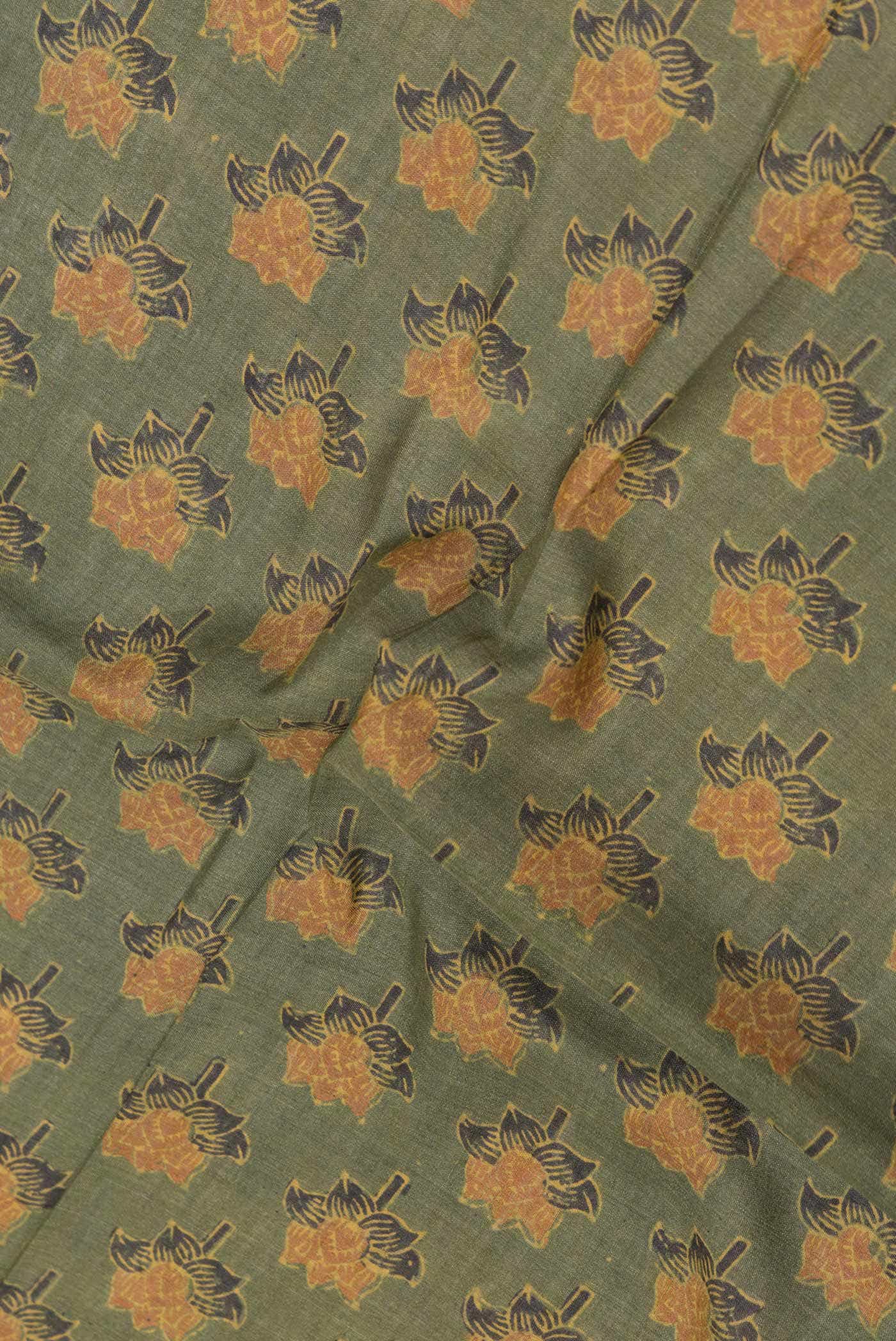 Green Dual Tone Tussar Silk Saree - Image 3