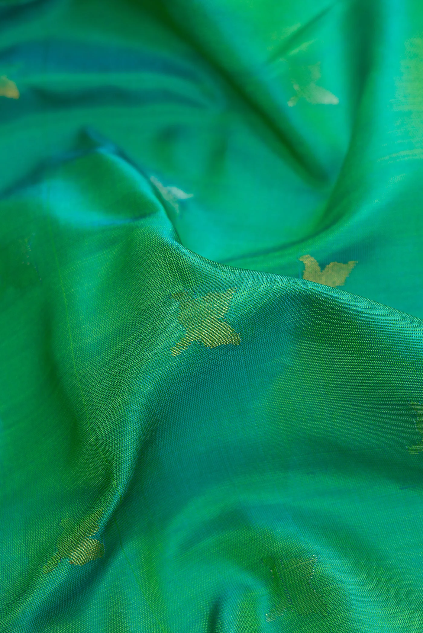 Green Dual Tone Uppada Silk Saree - Image 2