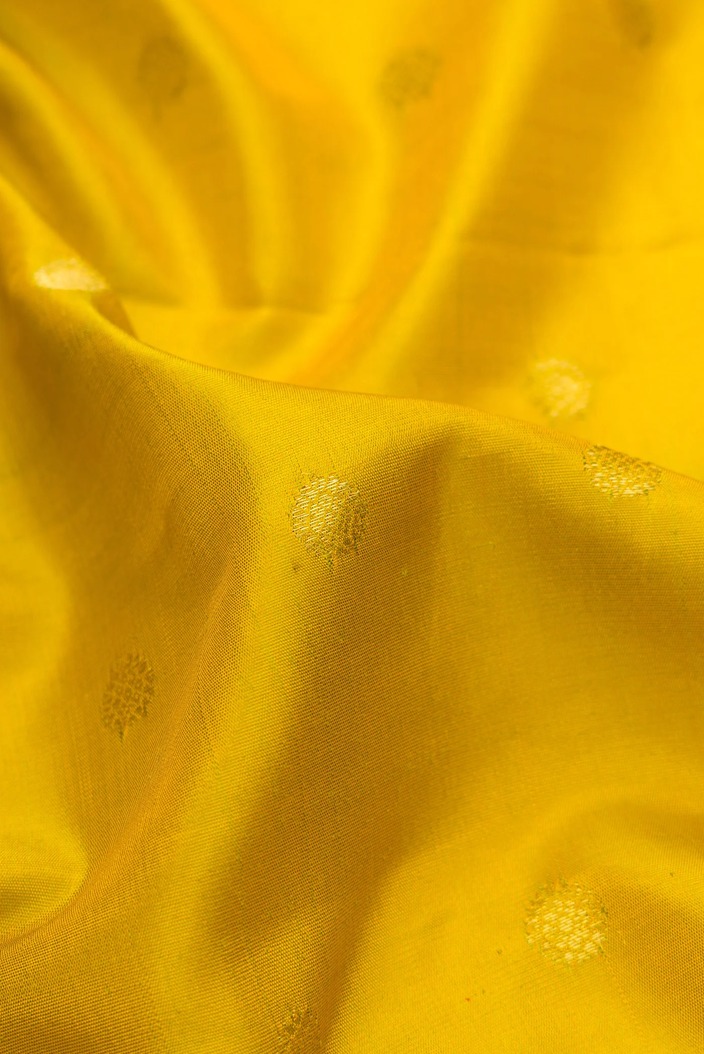 Mehandi Green Gadwal Silk Saree - Image 2