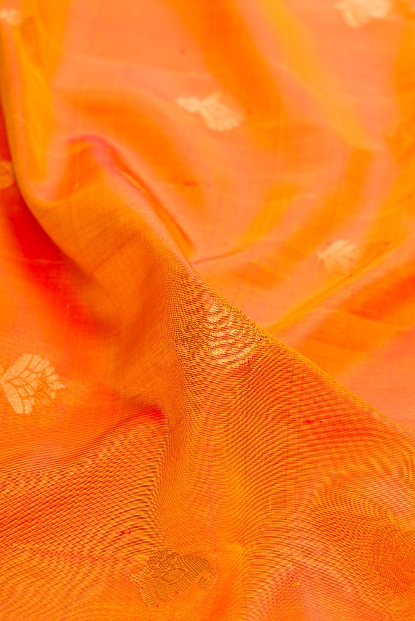 Yellow Gadwal Silk Saree - Image 2