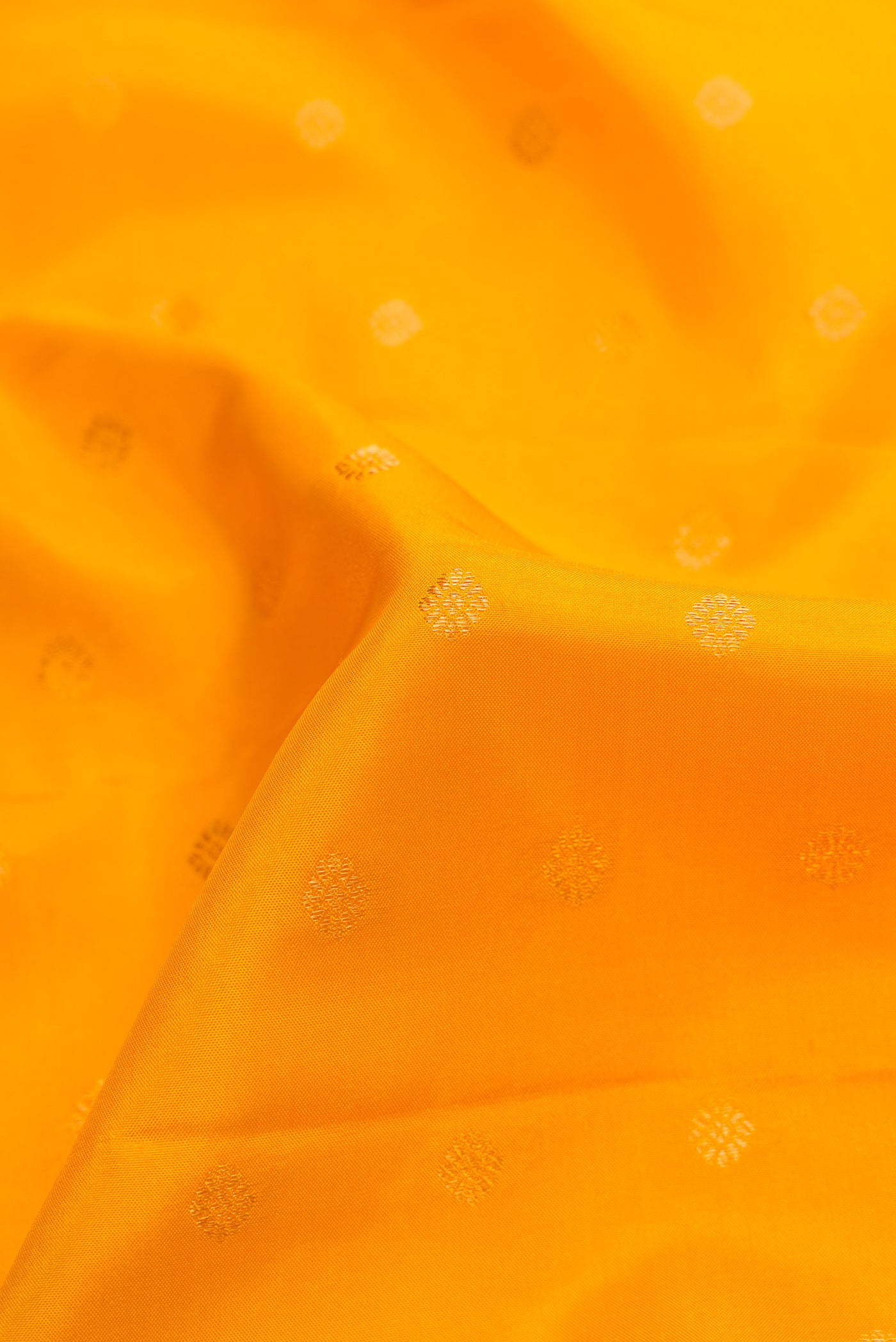 Yellow Gadwal Silk Saree - Image 2