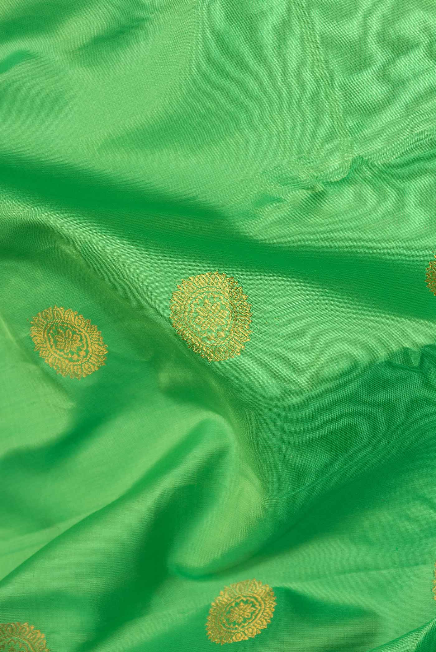 Parrot Green Dual Tone Gadwal Silk Saree - Image 2
