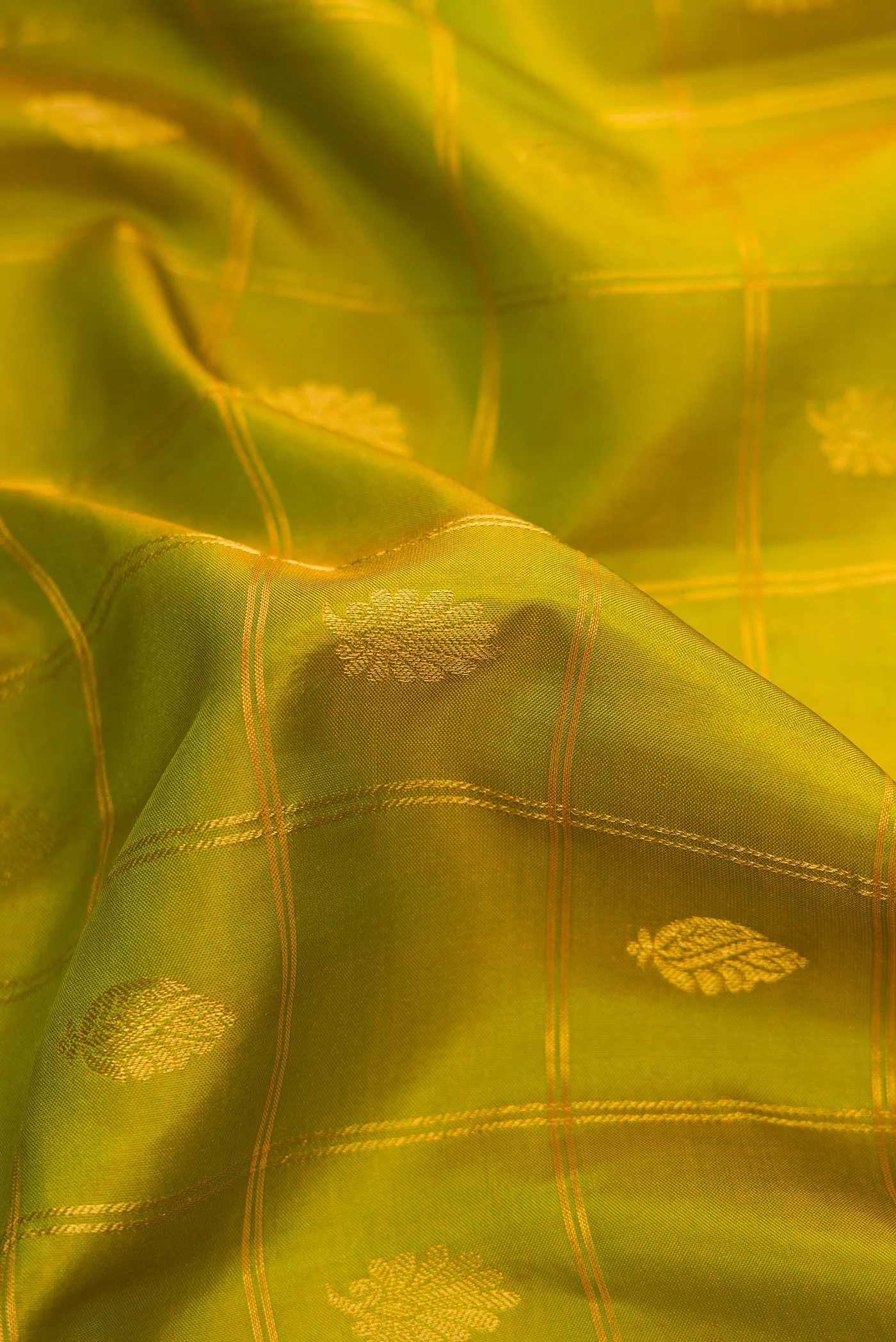 Green Gadwal Silk Saree - Image 2