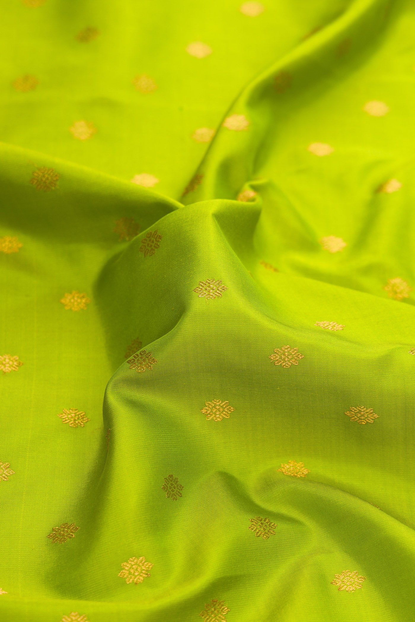Parrot Green Gadwal Silk Saree - Image 2
