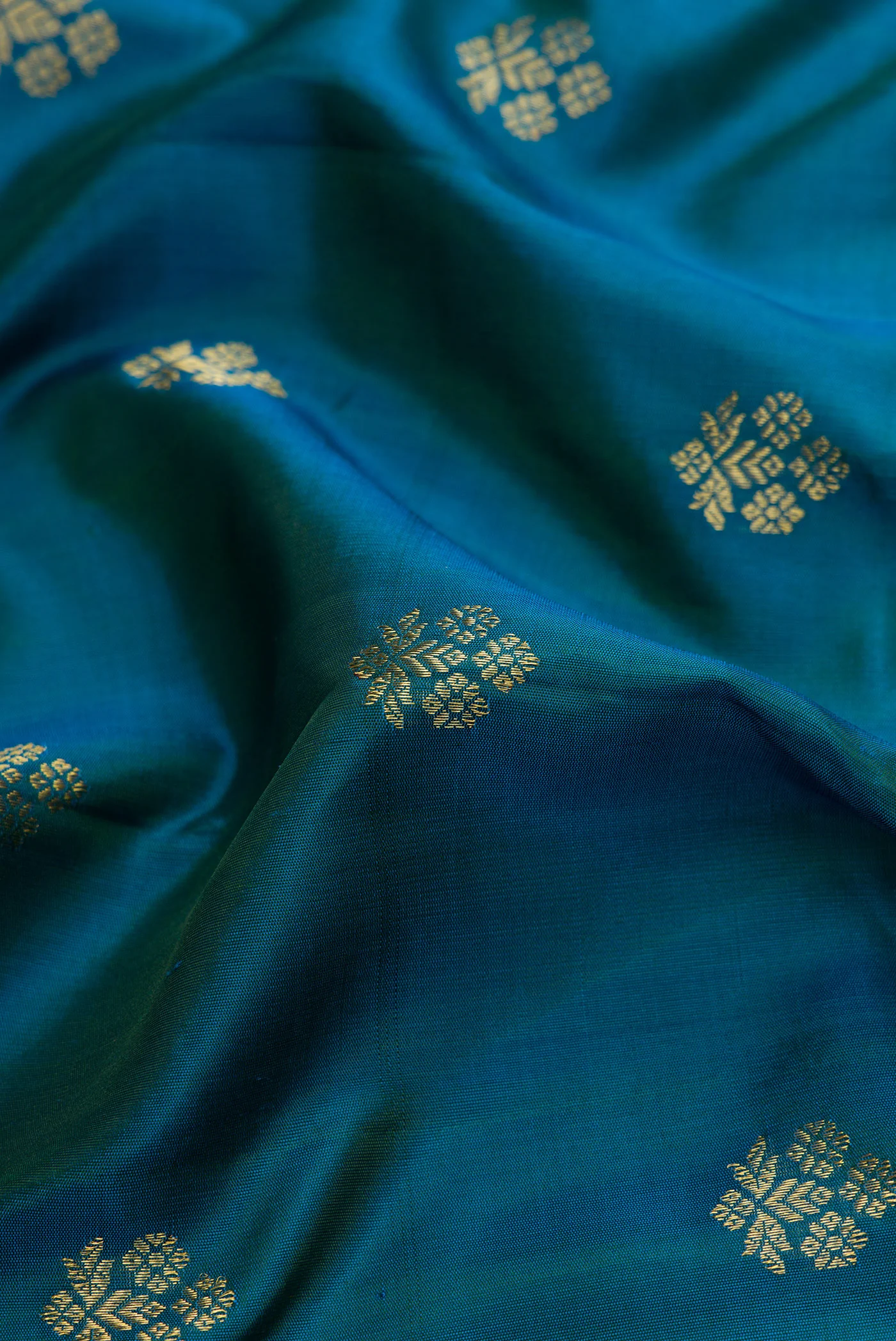 Peacock Blue Dual Tone Gadwal Silk Saree - Image 2