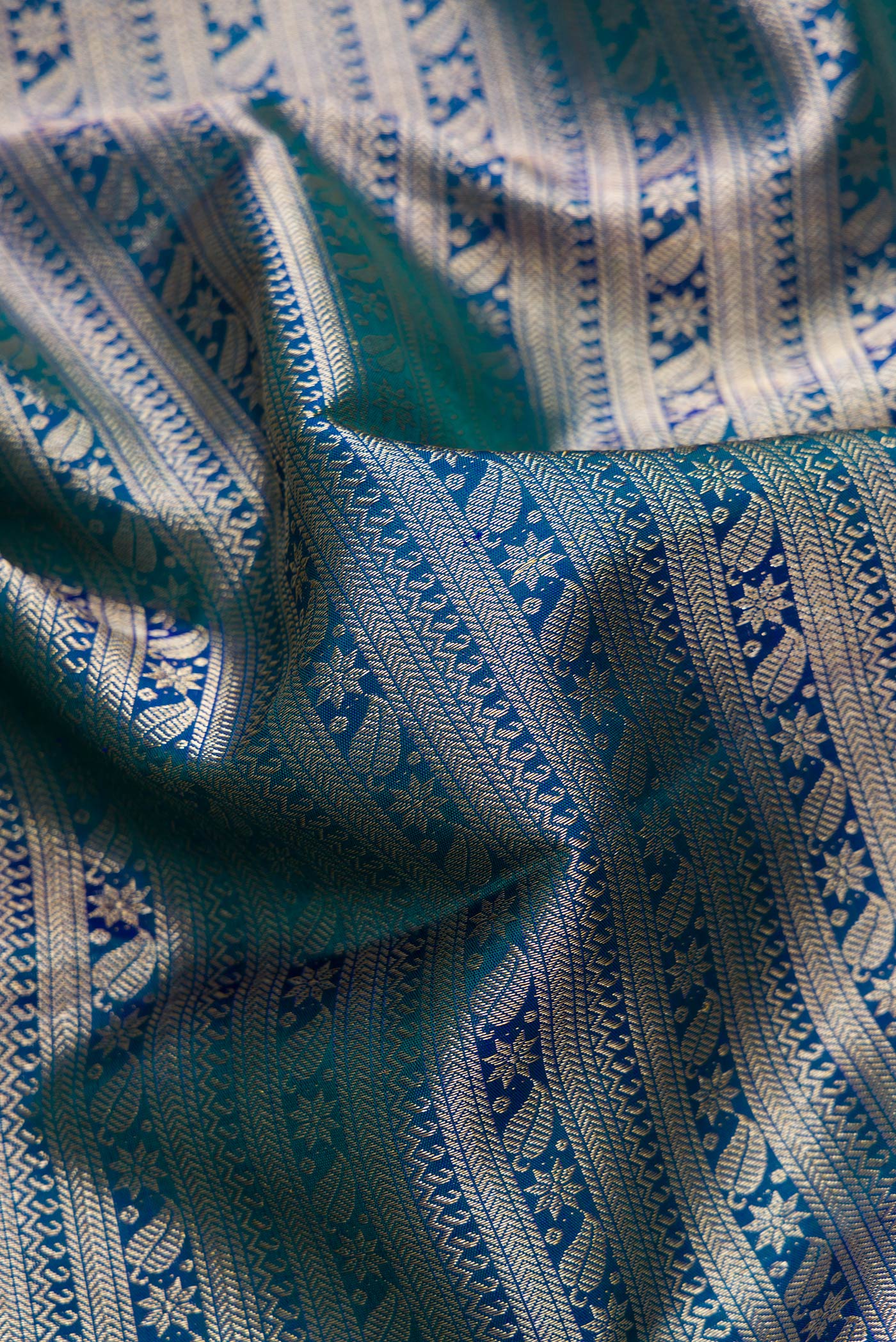 Peacock Blue Dual Tone Kanchipuram Silk Saree - Image 2