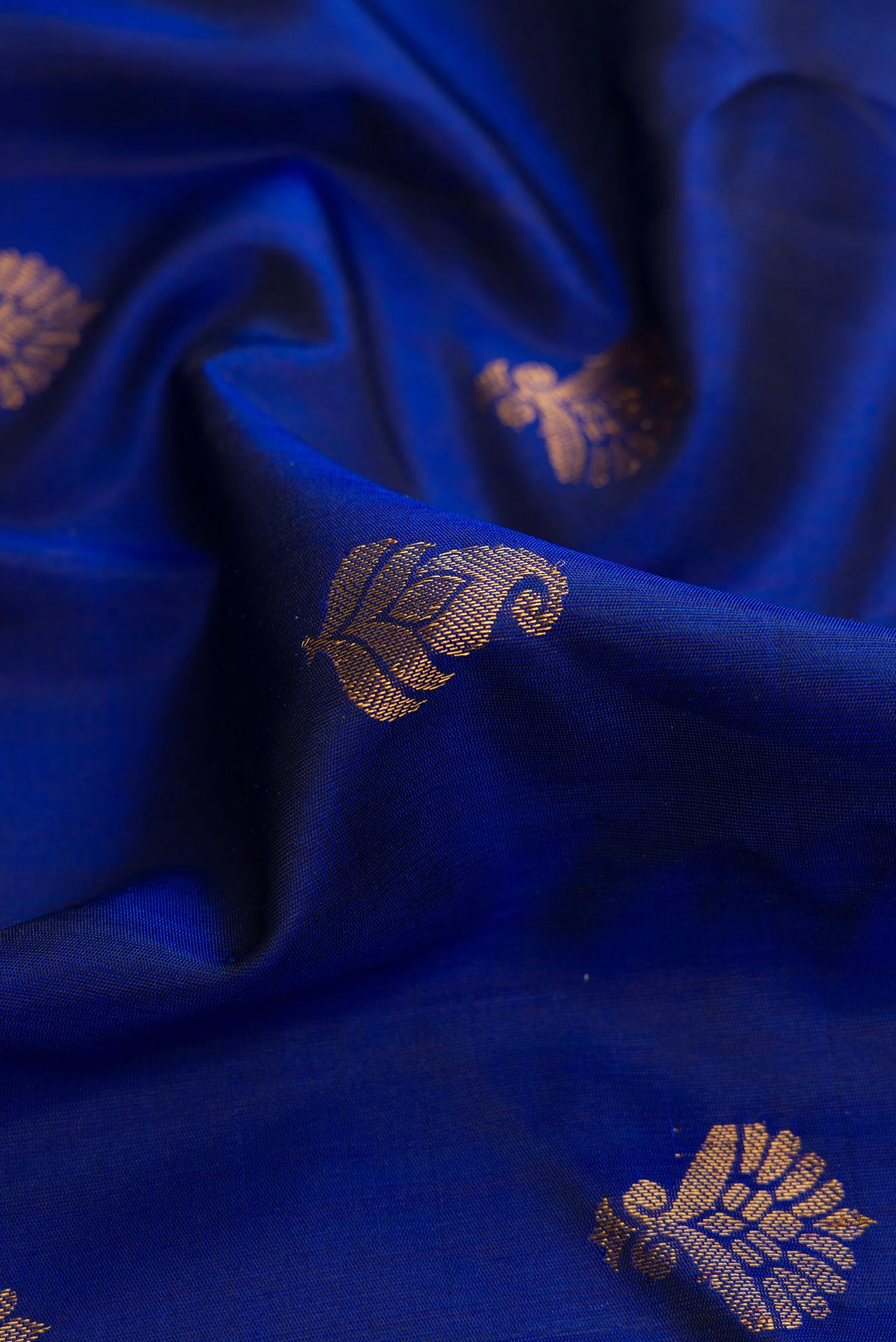 Royal Blue Gadwal Silk Saree - Image 2