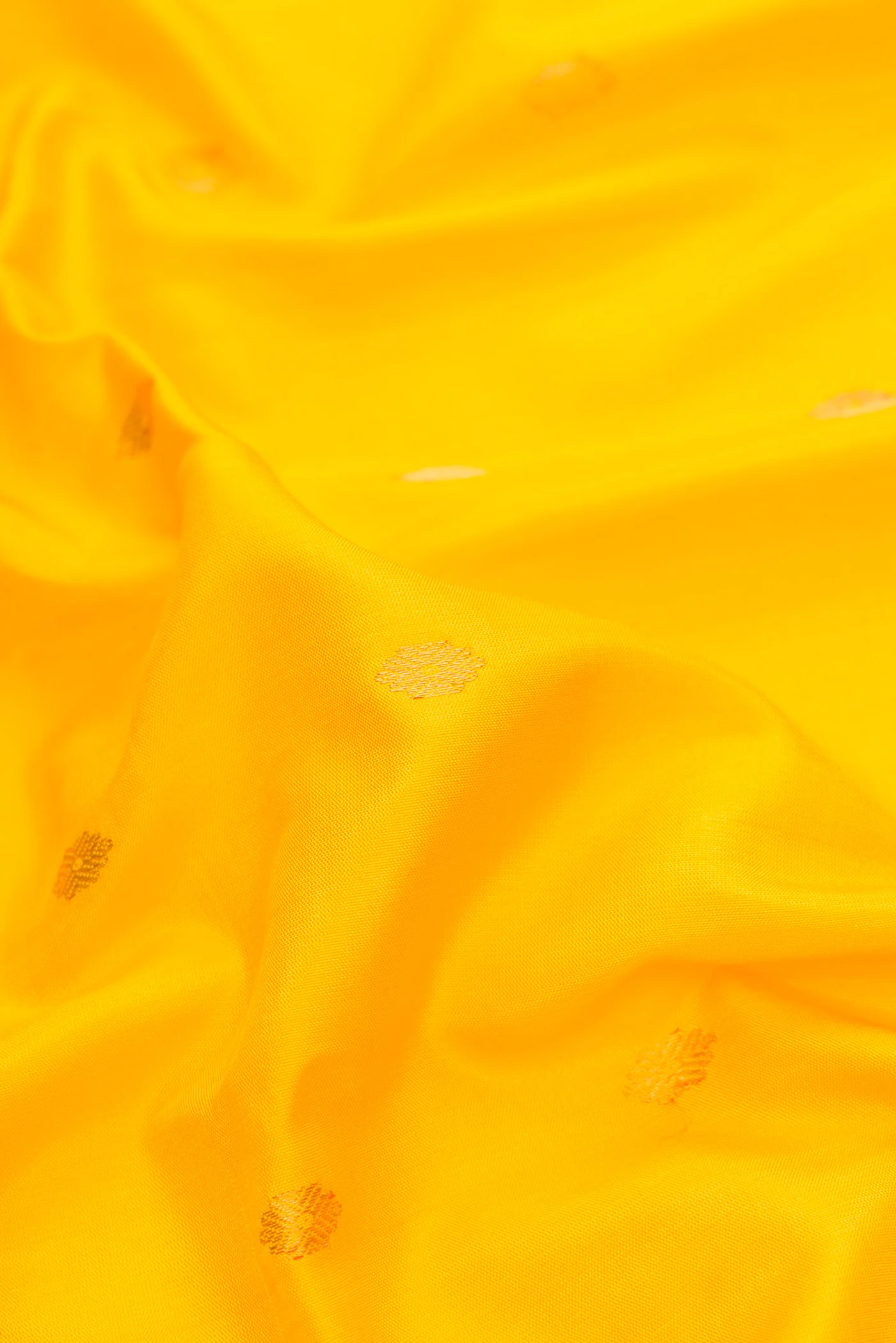 Yellow Gadwal Silk Saree - Image 2