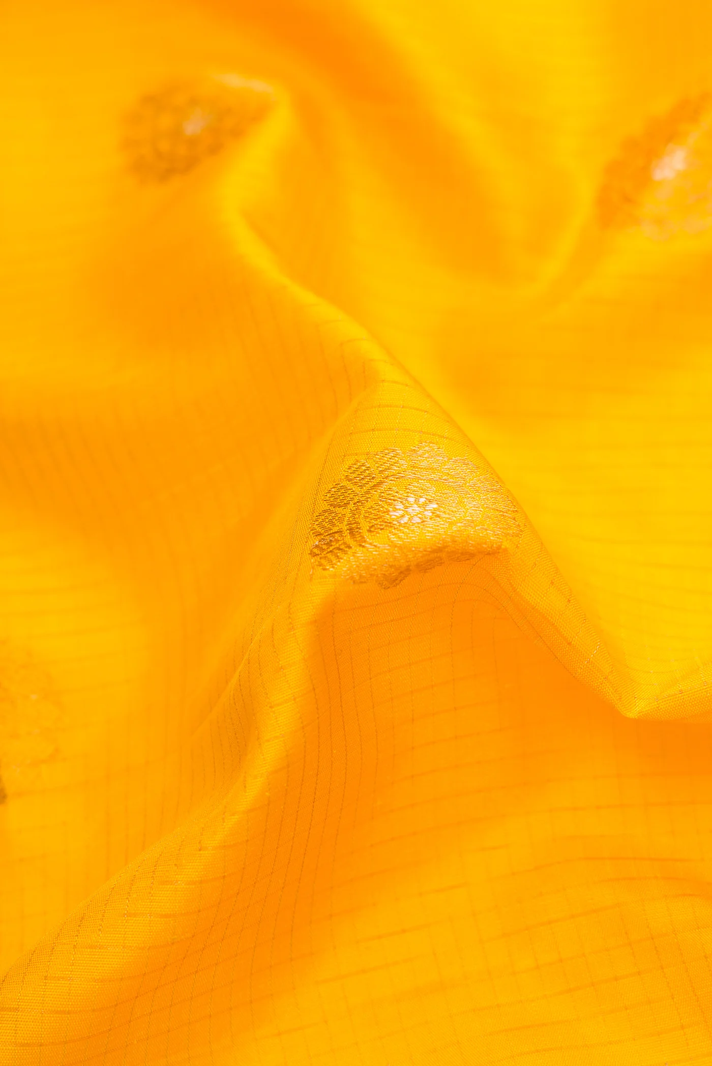 Yellow Gadwal Silk Saree - Image 2