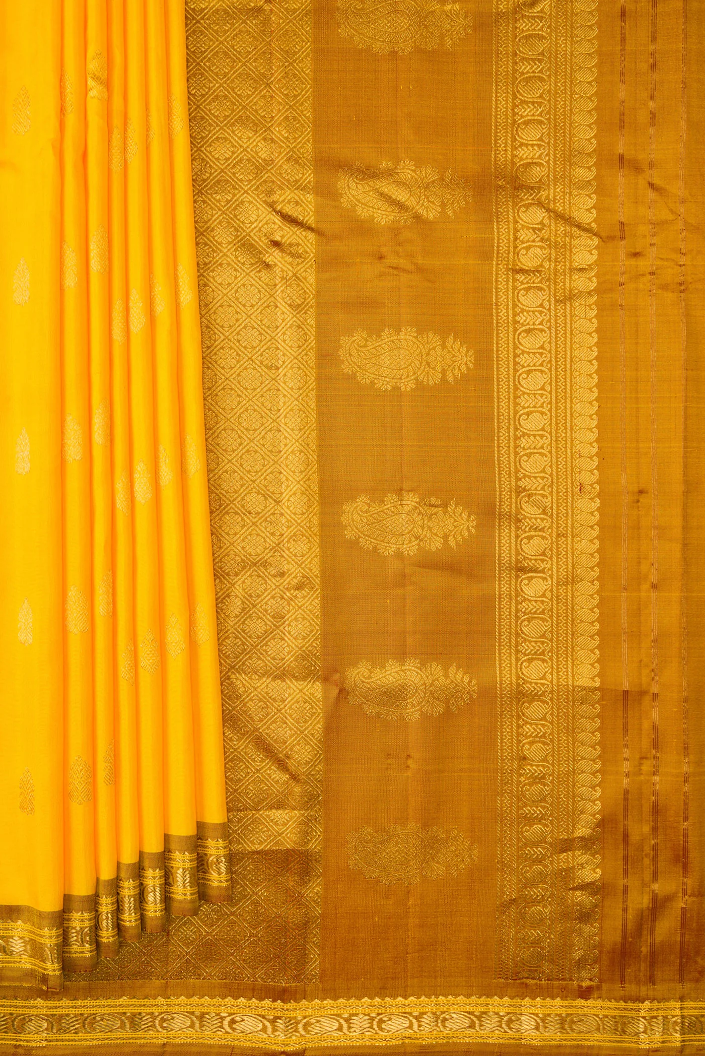 Yellow Dual Tone Gadwal Silk Saree - Image 4